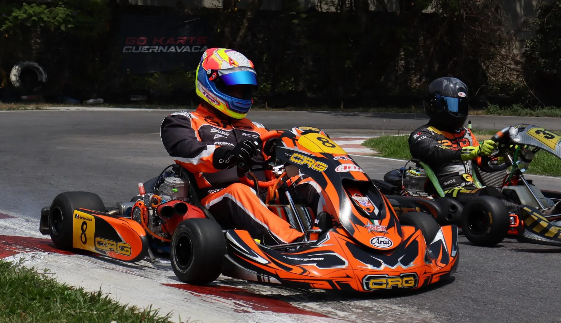 Pilotos en karts en la pista de Go Karts Cuernavaca