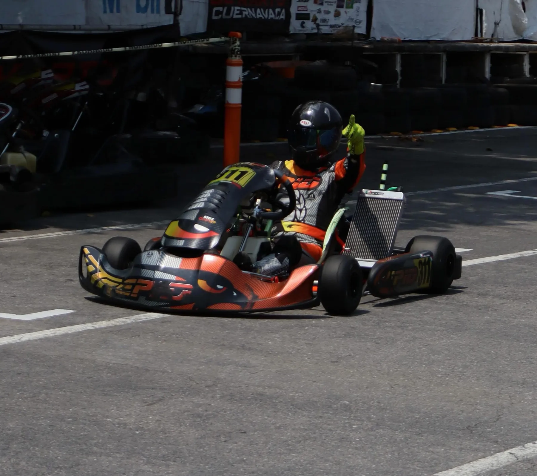 Piloto en kart celebrando